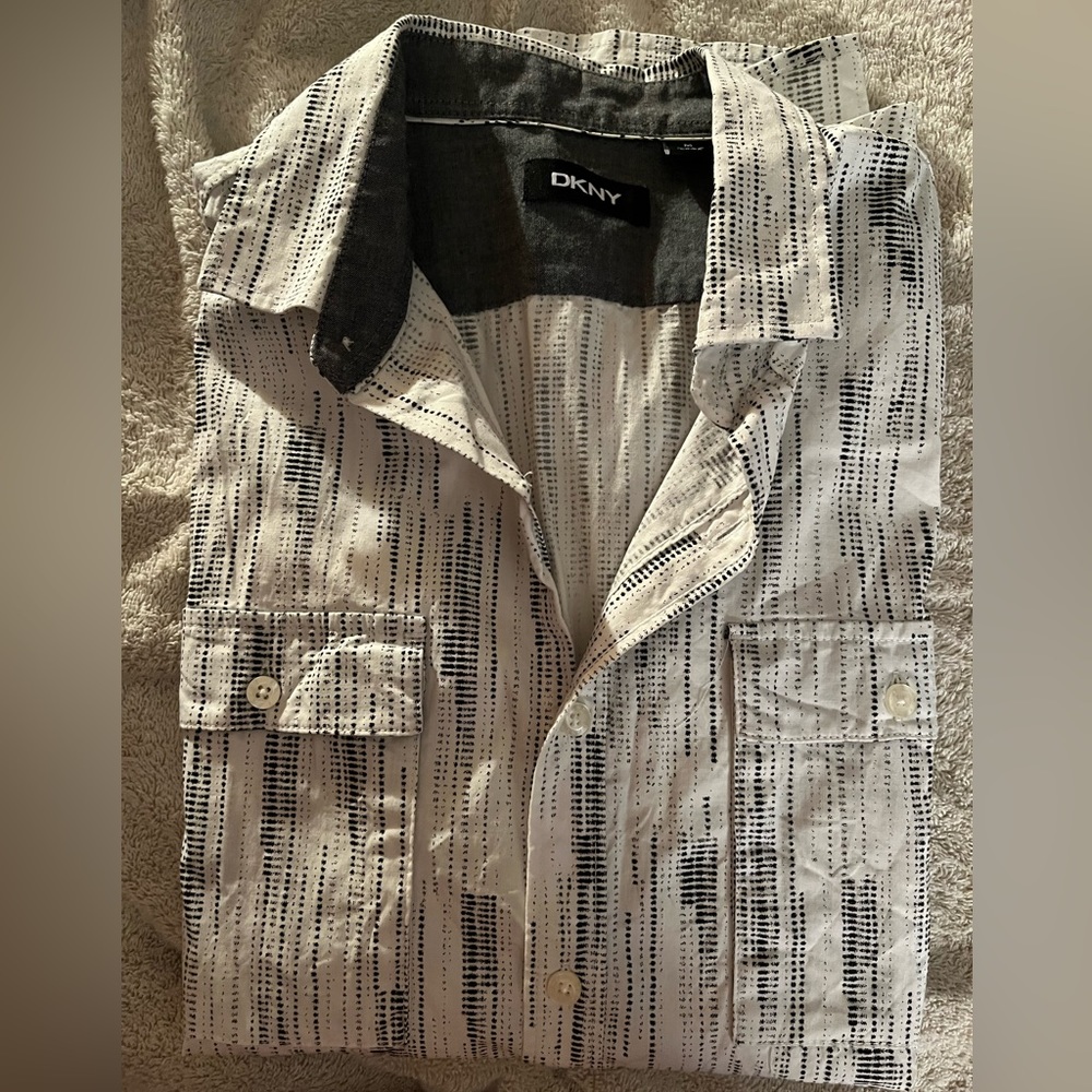 Women’s shirt size medium. Brand DKNY perfect shape.